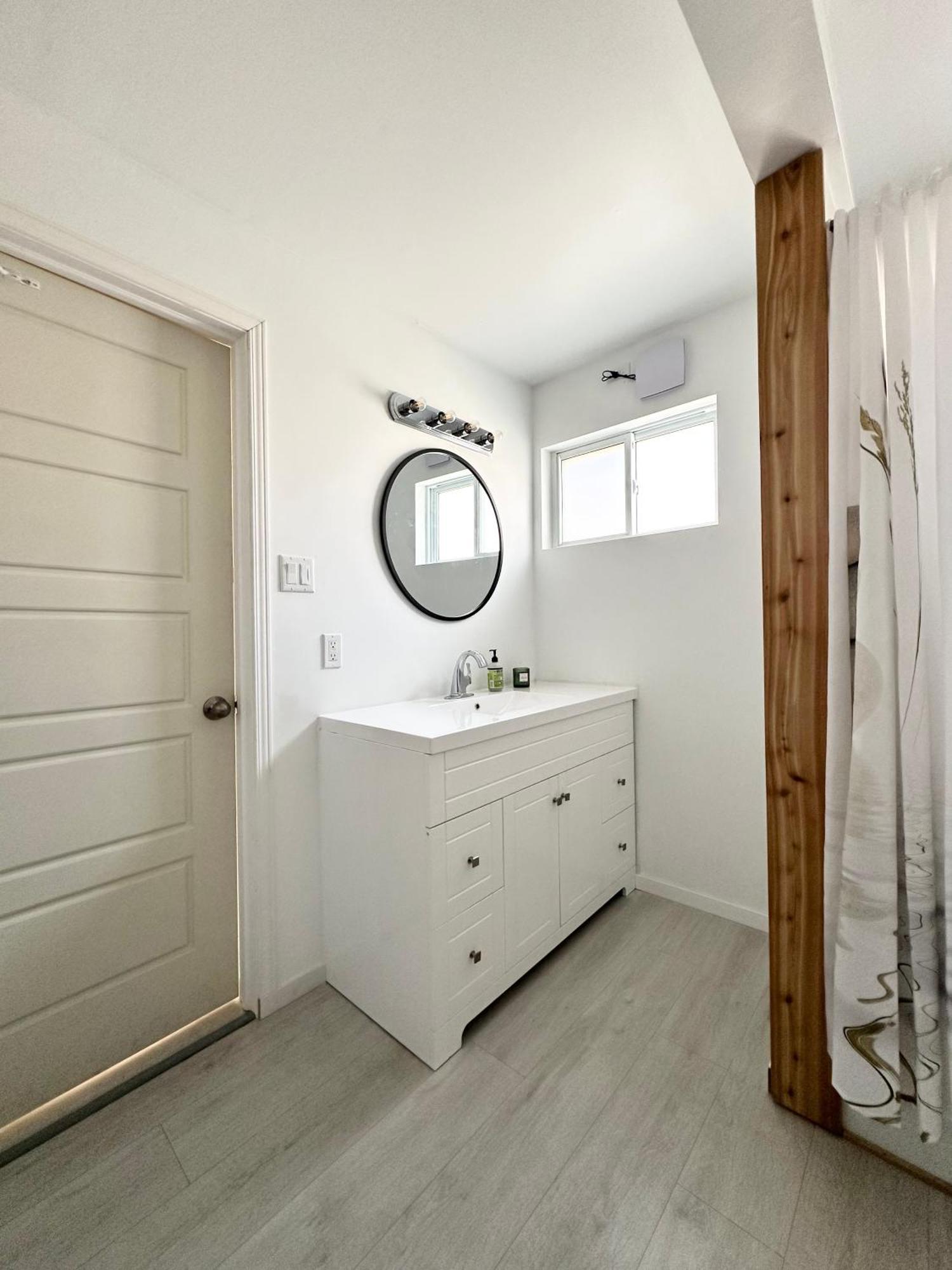 Blissful Oceanfront Cottage In Port Mouton Exteriör bild